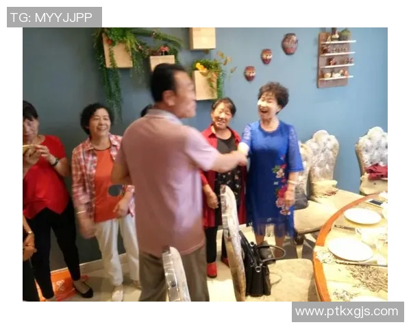 足球传奇老将重聚合影展现岁月风采与友谊的永恒魅力