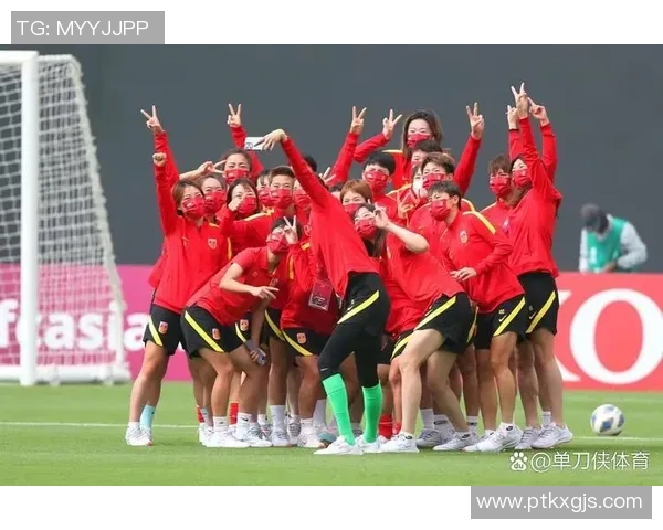 足球巨星重返故土再续辉煌传奇引发球迷热烈期待与欢呼